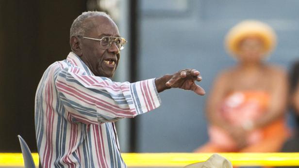 Ein älterer, afroamerikanischer Mann gestikuliert mit der Hand.