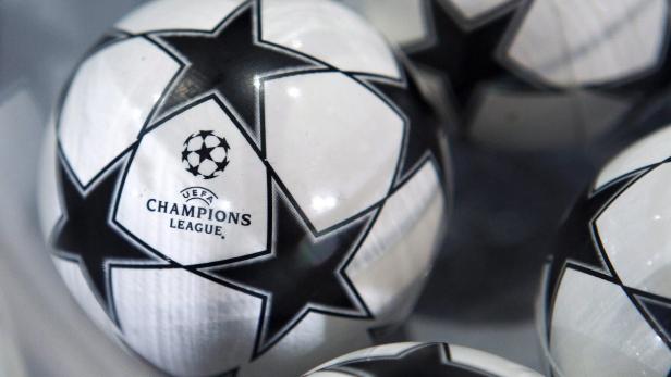 Ein Fußball mit dem UEFA Champions League Logo.