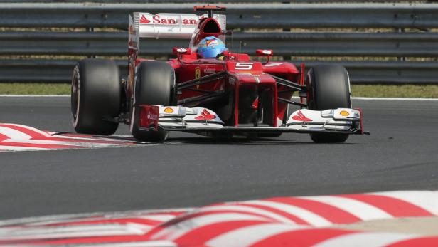 Ein roter Ferrari-Formel-1-Rennwagen auf einer Rennstrecke.