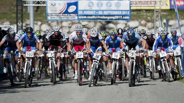 Eine Gruppe Mountainbike-Fahrer startet ein Rennen in Saalfelden Leogang 2012.