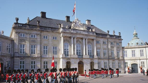 Wenn die Flagge gehisst ist, wird signalisiert, dass die Queen anwesend ist. Doch ausnahmsweise ist nicht von den britischen, sondern von den dänischen Royals die Rede. Amalienborg ist der Hauptwohnsitz der Königin und gilt als eines der größten Werke der dänischen Rococco Architektur.