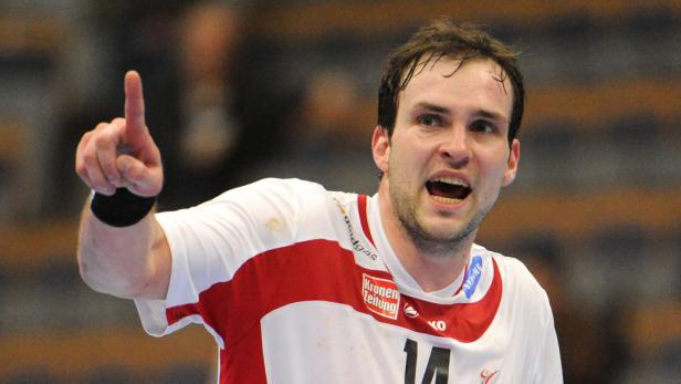 Ein Handballspieler jubelt mit erhobenem Zeigefinger.