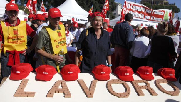 Menschen demonstrieren für die italienische Gewerkschaft CGIL mit der Aufschrift „Lavoro“ (Arbeit).