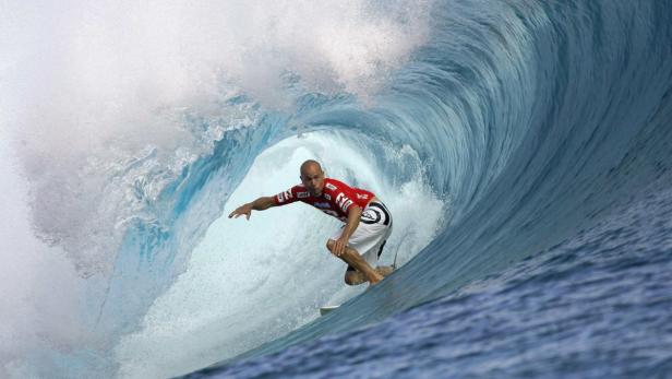 Flut-artig: Kelly Slater entscheidet den Kampf mit der Urgewalt in den meisten Fällen für sich. In Kalifornien will er ab heute der Konkurrenz auf und davon brettern.