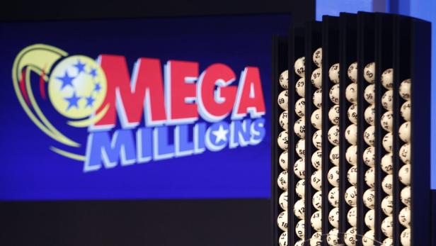 Das Logo von Mega Millions und eine Maschine mit nummerierten Lotteriebällen.