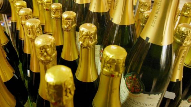 Viele Flaschen „Louis Bouillot“ Crémant de Bourgogne stehen nebeneinander.
