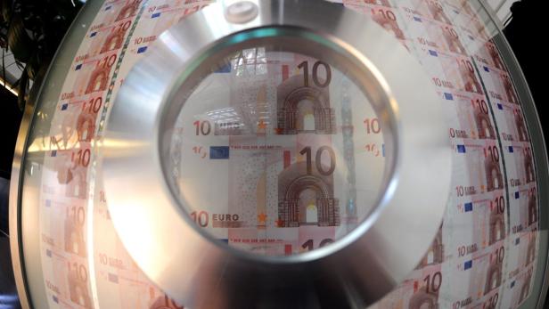 Ein runder Behälter mit einer Anzeige von 10-Euro-Scheinen.