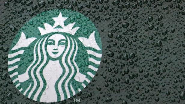 Das Starbucks-Logo ist mit Wassertropfen bedeckt.