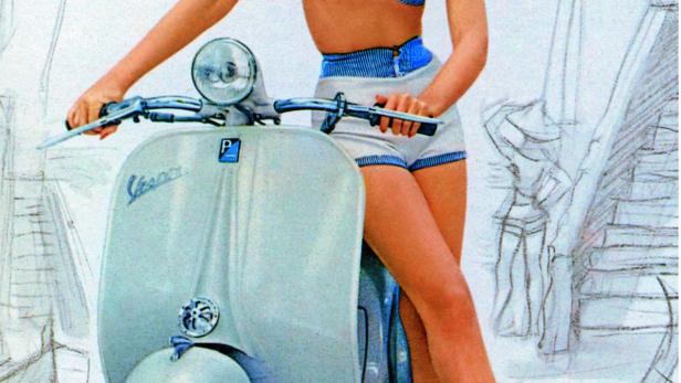 Eine junge Frau posiert auf einer Vespa für das Cover der „Freizeit Kurier“.