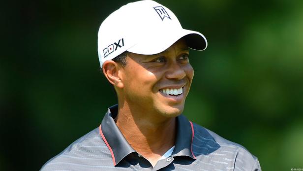 Mit seinem Turnierstart sehr zufrieden Ein lächelnder Tiger Woods mit Kappe.