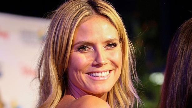 Ein Porträt der lächelnden Heidi Klum mit blonden Haaren.