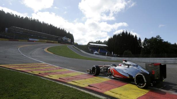 Ein Formel-1-Rennwagen auf der Rennstrecke von Spa-Francorchamps.