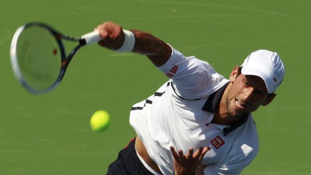 Novak Đoković beim Aufschlag während eines Tennisspiels.