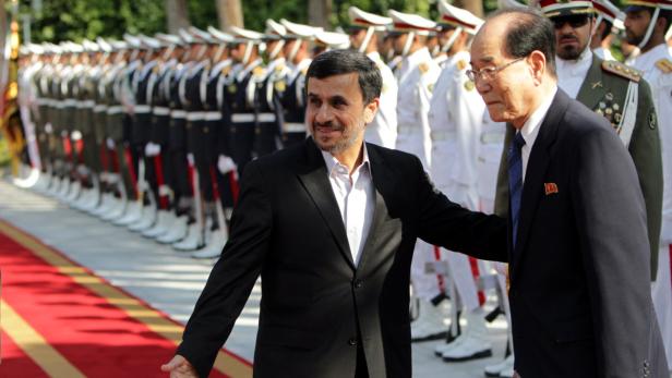 Mahmoud Ahmadinejad mit einem nordkoreanischen Würdenträger vor einer Ehrenformation.