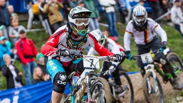Eine Mountainbikerin mit der Nummer 7 fährt ein Rennen.