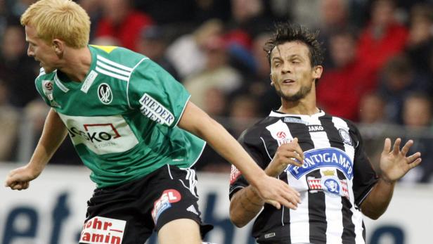 Zwei Fußballspieler in Aktion während eines Spiels.