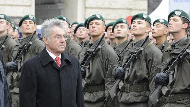 Bundespräsident Alexander Van der Bellen mit Soldaten des österreichischen Bundesheeres.