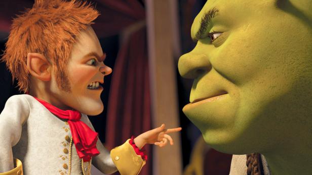 Rumpelstilzchen gestikuliert wütend in Richtung Shrek.