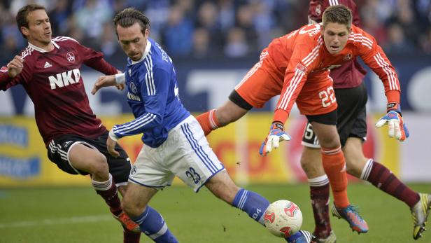 Fußballspieler kämpfen um den Ball während eines Spiels.