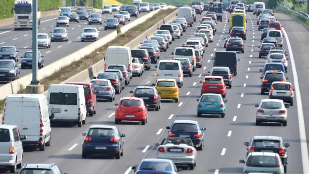Dichter Verkehr staut sich auf einer mehrspurigen Autobahn.
