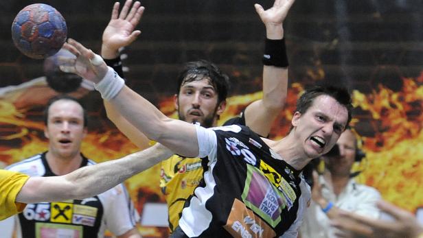 Ein Handballspieler wirft den Ball während eines Spiels.