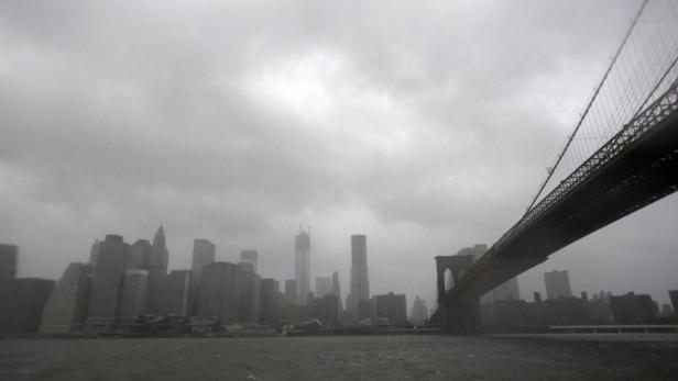 Die Skyline von New York und die Brooklyn Bridge an einem trüben Tag.