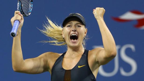 Maria Sharapova jubelt mit erhobenen Armen und Tennisschläger über ihren Sieg.