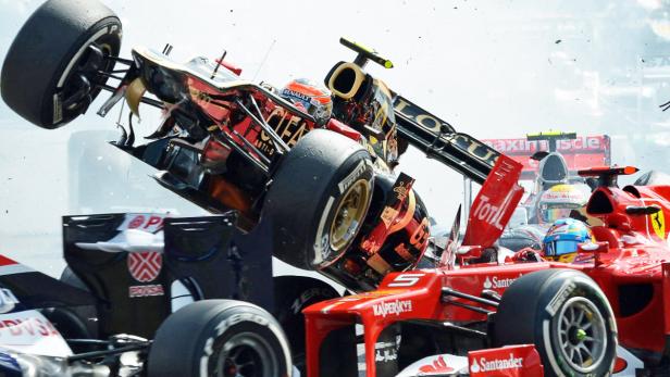 Fernando Alonso (r.) hatte großes Glück.