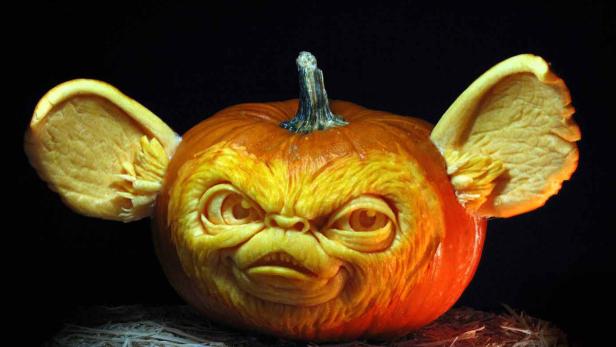 Ein geschnitzter Kürbis, der Mogwai aus dem Film „Gremlins – Kleine Monster“ darstellt.