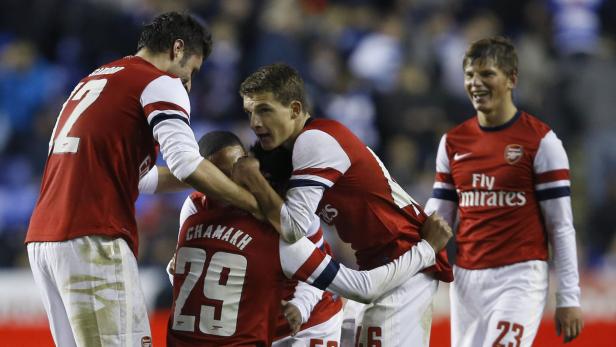 Fußballspieler von Arsenal feiern gemeinsam ein Tor.