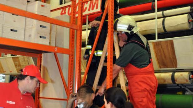 Im Hochregal eingeklemmt: Feuerwehr befreite Arbeiter
