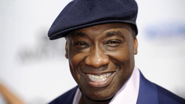 Porträt des lächelnden Schauspielers Michael Clarke Duncan mit Schiebermütze.