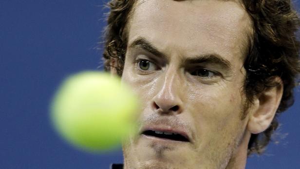 Nahaufnahme von Andy Murray, der auf einen Tennisball reagiert.