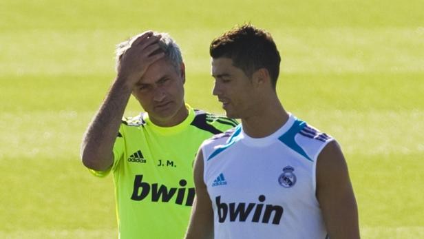 REUTERSReal Madrid coach Jose Mourinho (L) listens to Cristiano Ronaldo during a training session at Real Madrids training grounds in Valdebebas, outside Madrid, August 16, 2012. REUTERS/Susana Vera (SPAIN - Tags: SPORT SOCCER TPX IMAGES OF THE DAY) Verfolgt Ronaldo die Mourinho-Taktik?