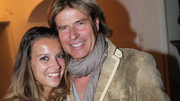 Thomas Anders posiert mit einer jungen Frau für ein Foto.