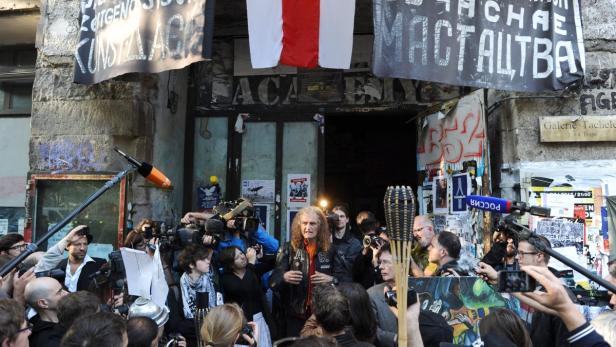 Eine Menschenmenge und Journalisten vor dem Eingang der Galerie Tacheles in Berlin.