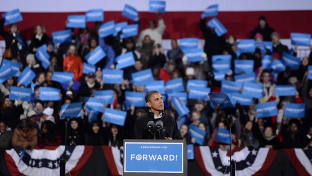 epa03457212 US President Barack Obama delivers remarks at a campaign rally in Bristow, Virginia, USA 03 November 2012. President Obama caps off a day of campaigning with a late night stop with President Clinton and a preformance by Dave Mathews. EPA/SHAWN THEW