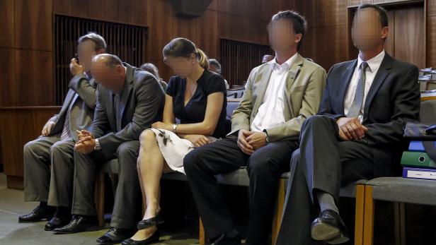 Die fünf Angeklagten am Straflandesgericht Graz.