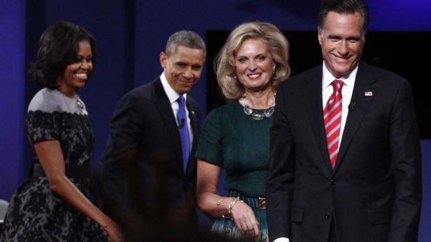 Michelle Obama, Barack Obama, Ann Romney und Mitt Romney stehen nebeneinander und lächeln.