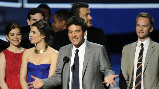 Die Besetzung von „How I Met Your Mother“ steht auf einer Bühne.