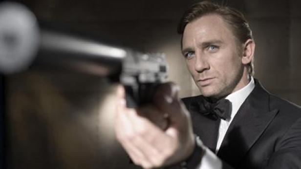 Daniel Craig als James Bond mit einer Pistole mit Schalldämpfer.