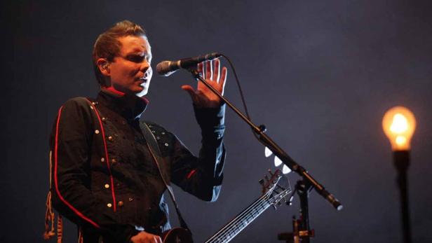 Matt Bellamy von Muse singt und spielt Gitarre auf der Bühne.