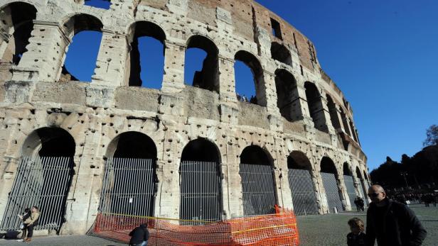 Das Kolosseum in Rom mit Bauzäunen vor einigen Eingängen.