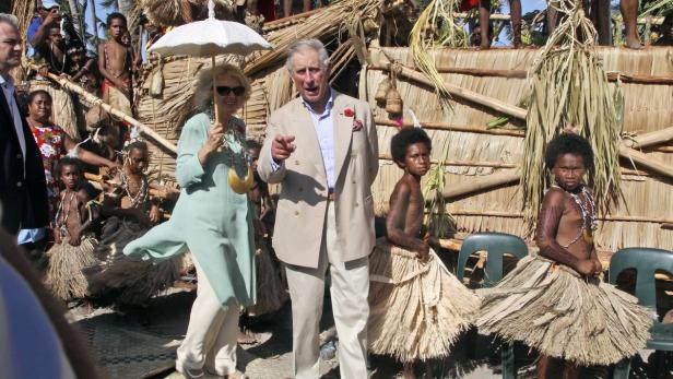 König Charles und Königin Camilla besuchen eine traditionelle Zeremonie mit Einheimischen.