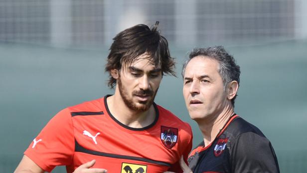 Ein österreichischer Fußballspieler im Gespräch mit seinem Trainer.