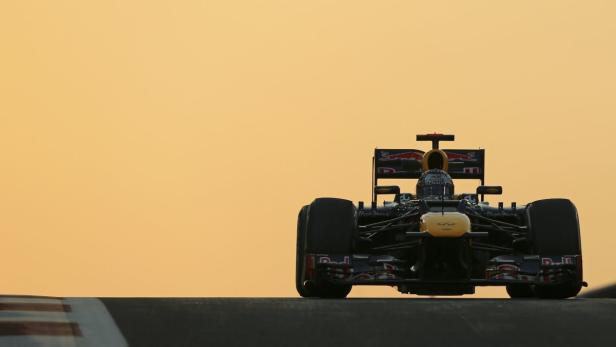 Ein Formel-1-Rennwagen auf einer Rennstrecke vor einem orangefarbenen Himmel.