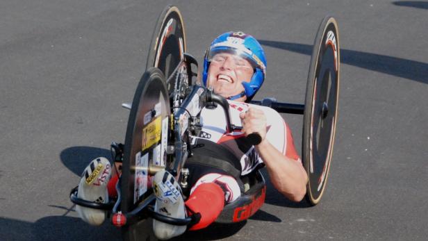 Ein Handbiker gibt alles bei einem Rennen.