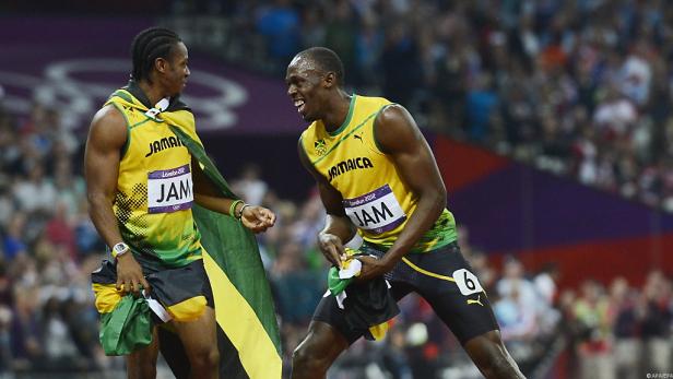Usain Bolt und ein weiterer jamaikanischer Athlet feiern einen Sieg.
