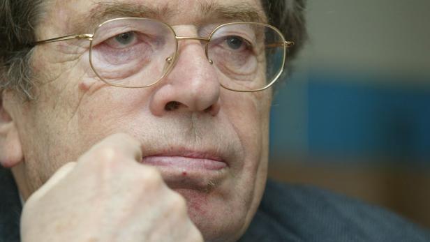 Ein älterer Mann mit Brille und nachdenklichem Gesichtsausdruck.