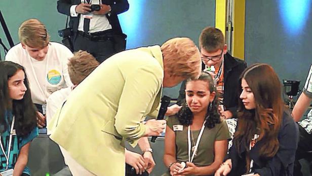 Angela Merkel an einer Rostocker Schule mit der 14-jährigen Reem, die sie zu trösten versucht.